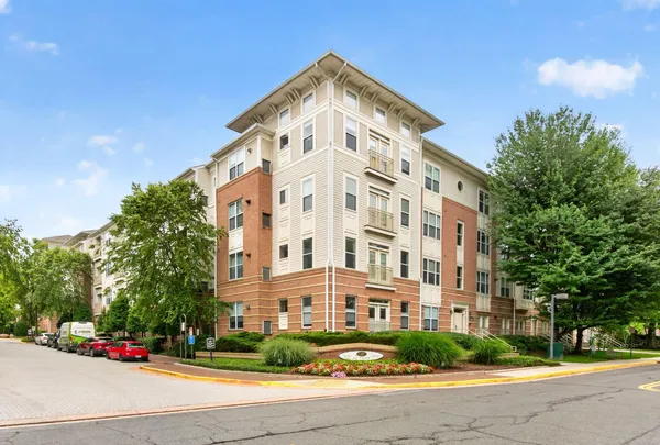 $299,000 | 9486 Virginia Center Boulevard, Unit 321, Vienna, VA 22181