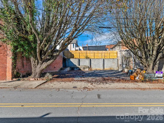 a view of a back yard of the house