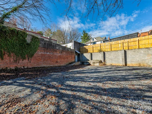 a view of a backyard of the house