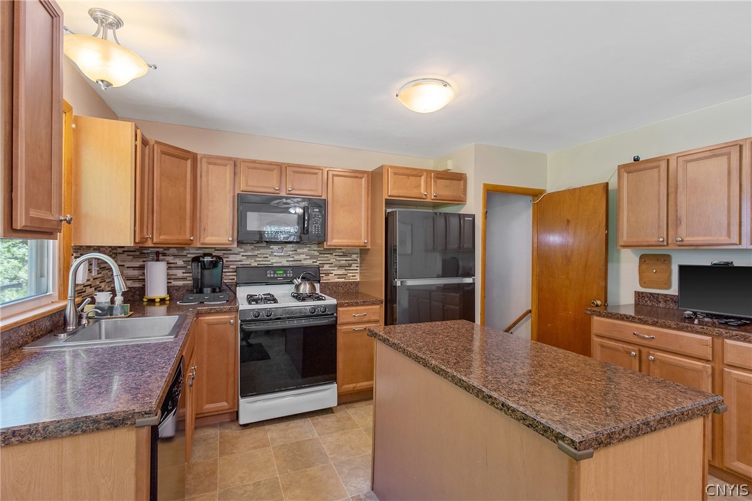 3659 Warners Road Camillus, NY 13209 - Photo 11 of 35