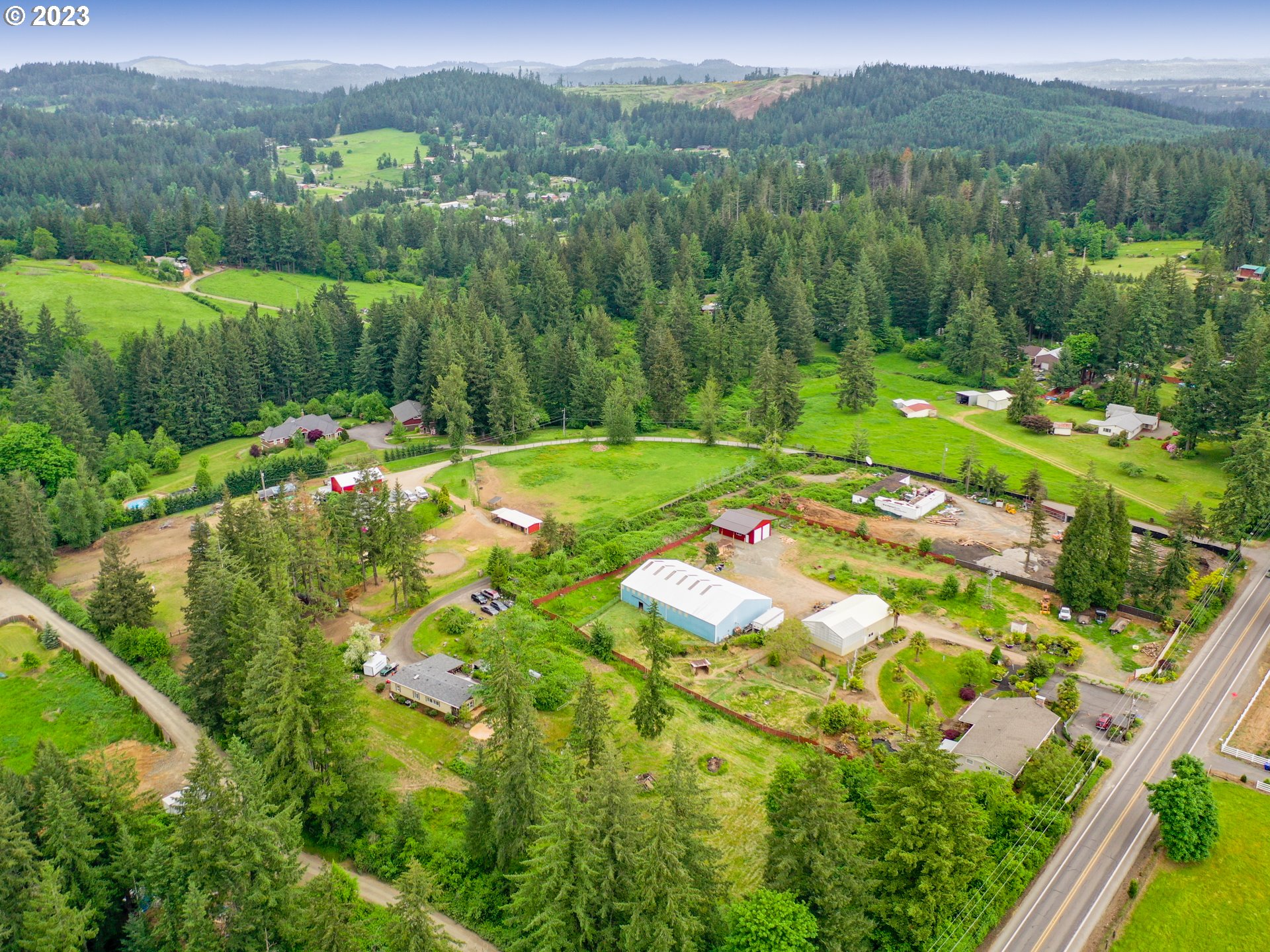 16625 South Redland Road Oregon City, OR 97045 - Photo 4 of 28 a view of a garden with a lake