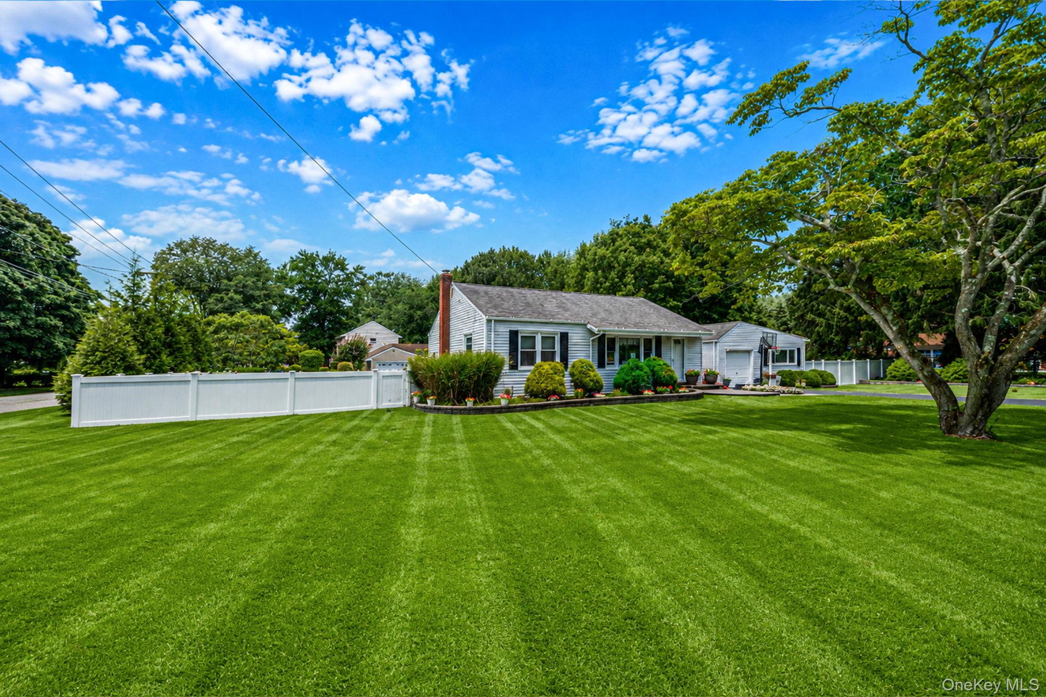 19 Ridgeley Road Smithtown, NY 11787 - Photo 4 of 40 Gallery Image 4