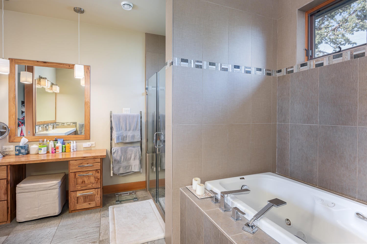 64970 Gerking Market Road Bend, OR 97703 - Photo 36 of 49 Master Bathroom - Spa Tub