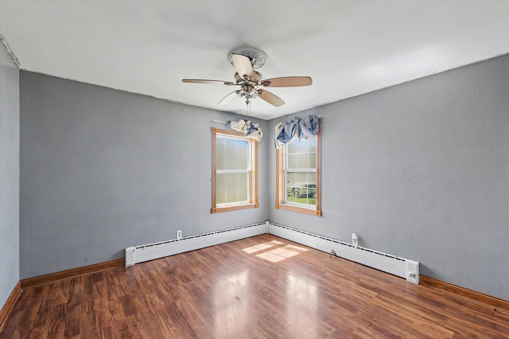 110 Highway 54 Roberts, IL 60962 - Photo 17 of 31 an empty room with windows and ceiling fan