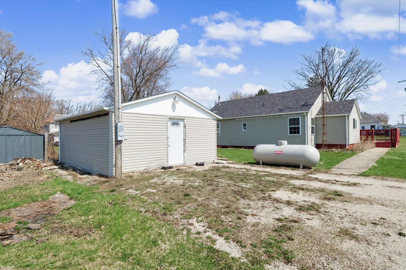 110 Highway 54 Roberts, IL 60962 - Photo 30 of 31 a view of a backyard of the house