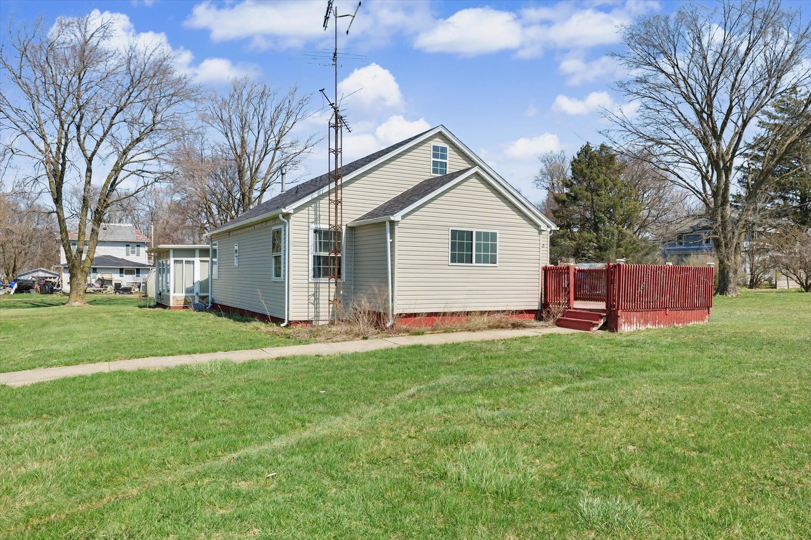 110 Highway 54 Roberts, IL 60962 - Photo 4 of 31 a front view of house with yard and green space