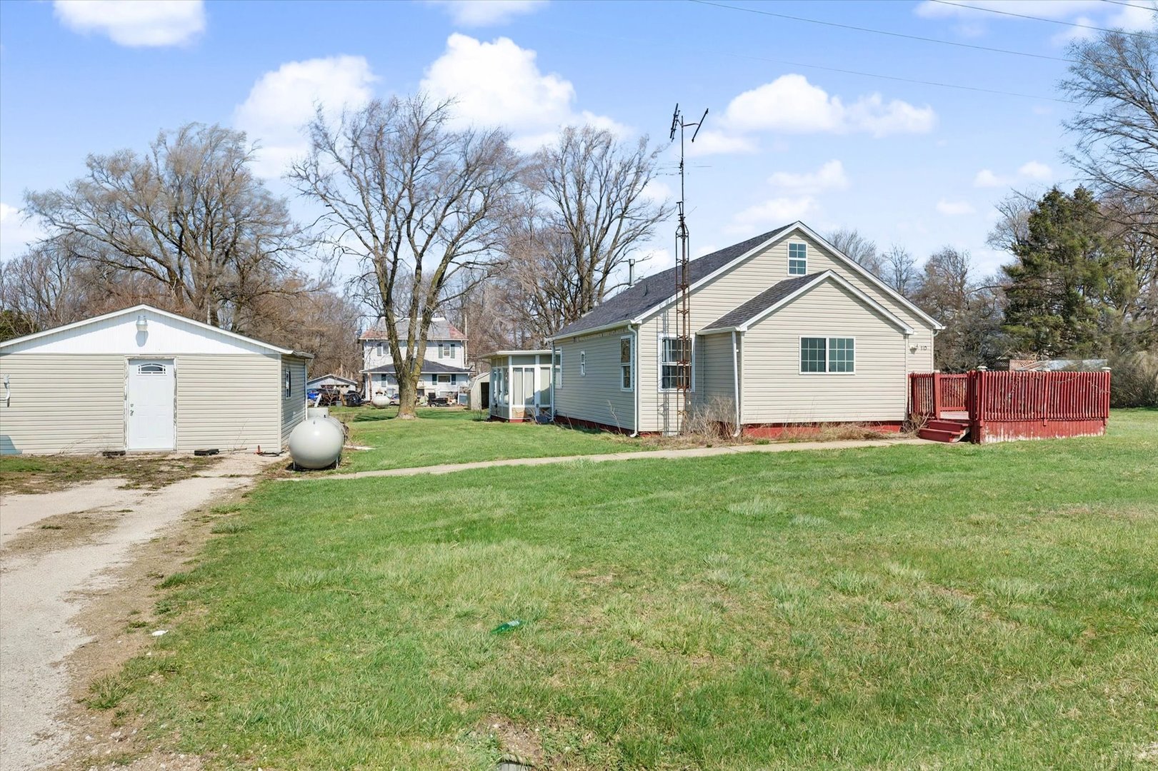 110 Highway 54 Roberts, IL 60962 - Photo 5 of 31 a view of a yard with a house and garden