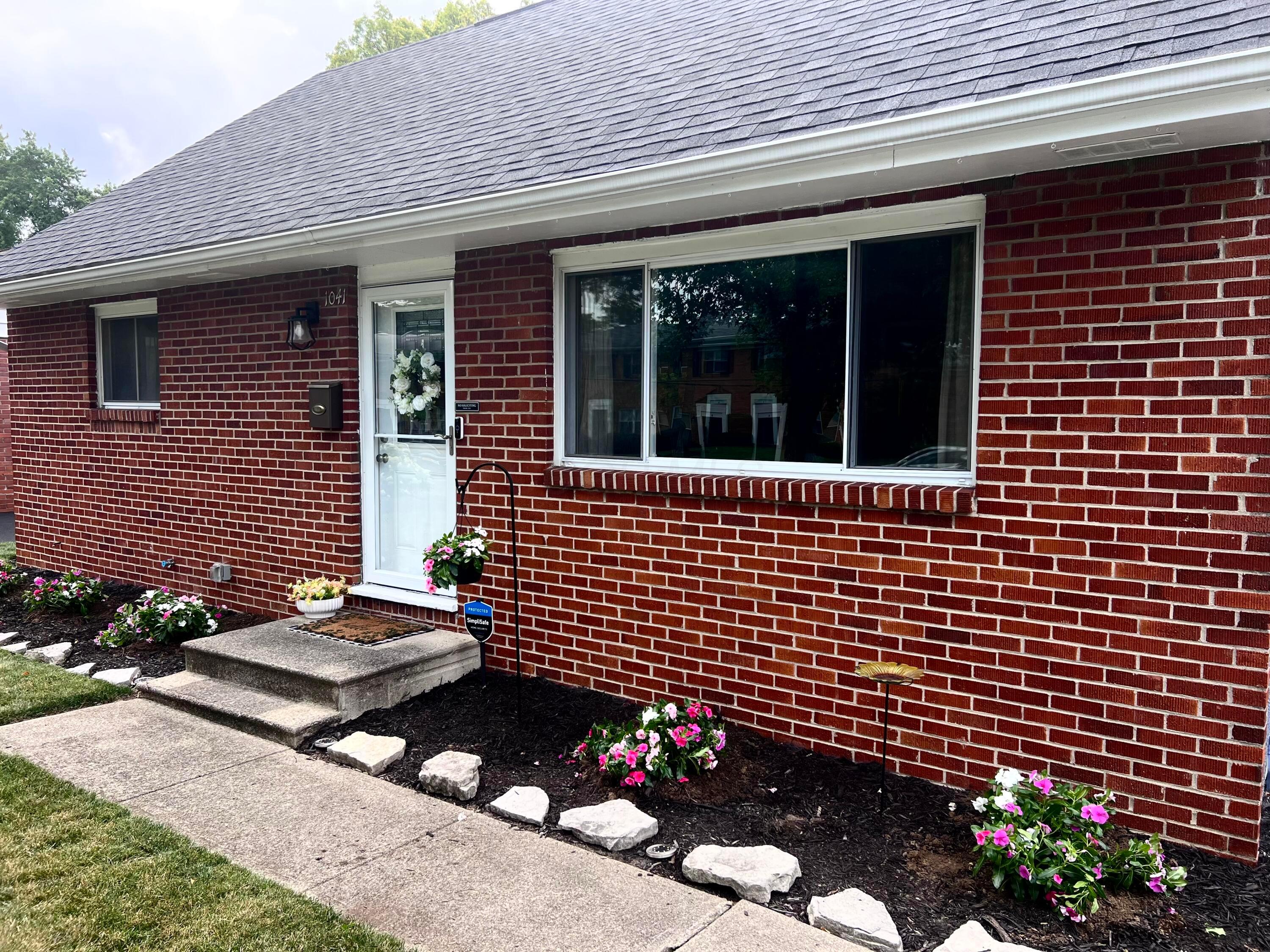 1041 Loring Road Columbus, OH 43224 - Photo 2 of 37 IMG_1970