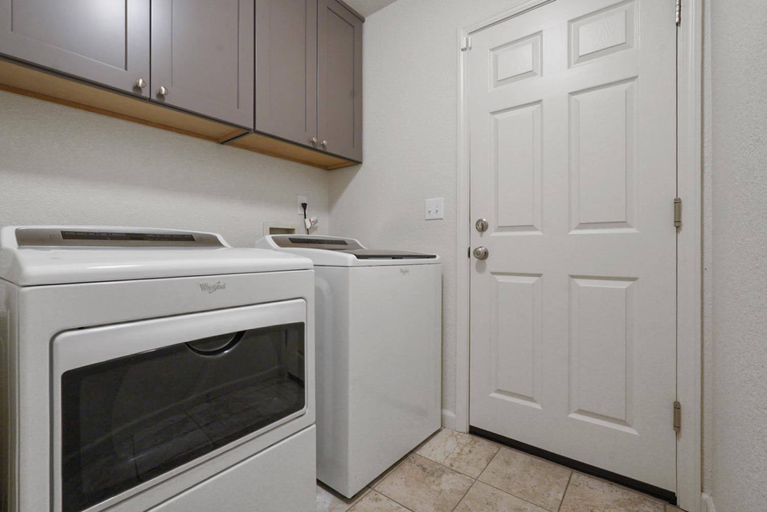 1820 North Berkeley Avenue Turlock, CA 95382 - Photo 24 of 29 a view of a livingroom with washer and dryer
