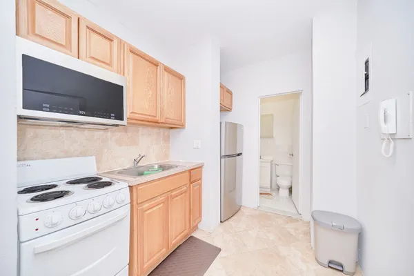 $2,800 | 331 West 43rd Street, Unit 5B | Hell's Kitchen