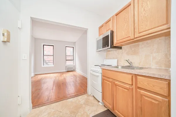 $2,800 | 331 West 43rd Street, Unit 5B | Hell's Kitchen