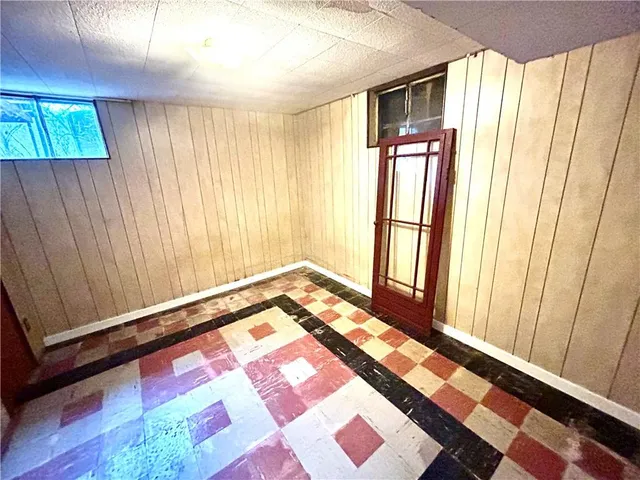 a view of a house with backyard