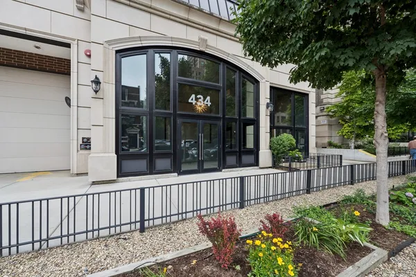 $5,997 | 434 West Melrose Street, Unit 301, Chicago, IL 60657