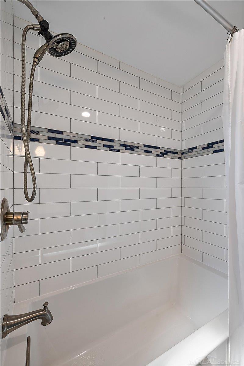 1600 Oxford Road Grosse Pointe, MI 48236 - Photo 26 of 50 50184772-f1c6484c-4458-466d-b9f8-e8a188824a30.JPG
