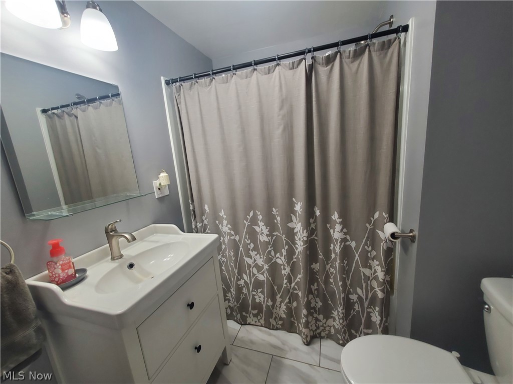 2611 Lyntz Townline Road Southwest Warren, OH 44481 - Photo 10 of 25 Renovated Barhroom