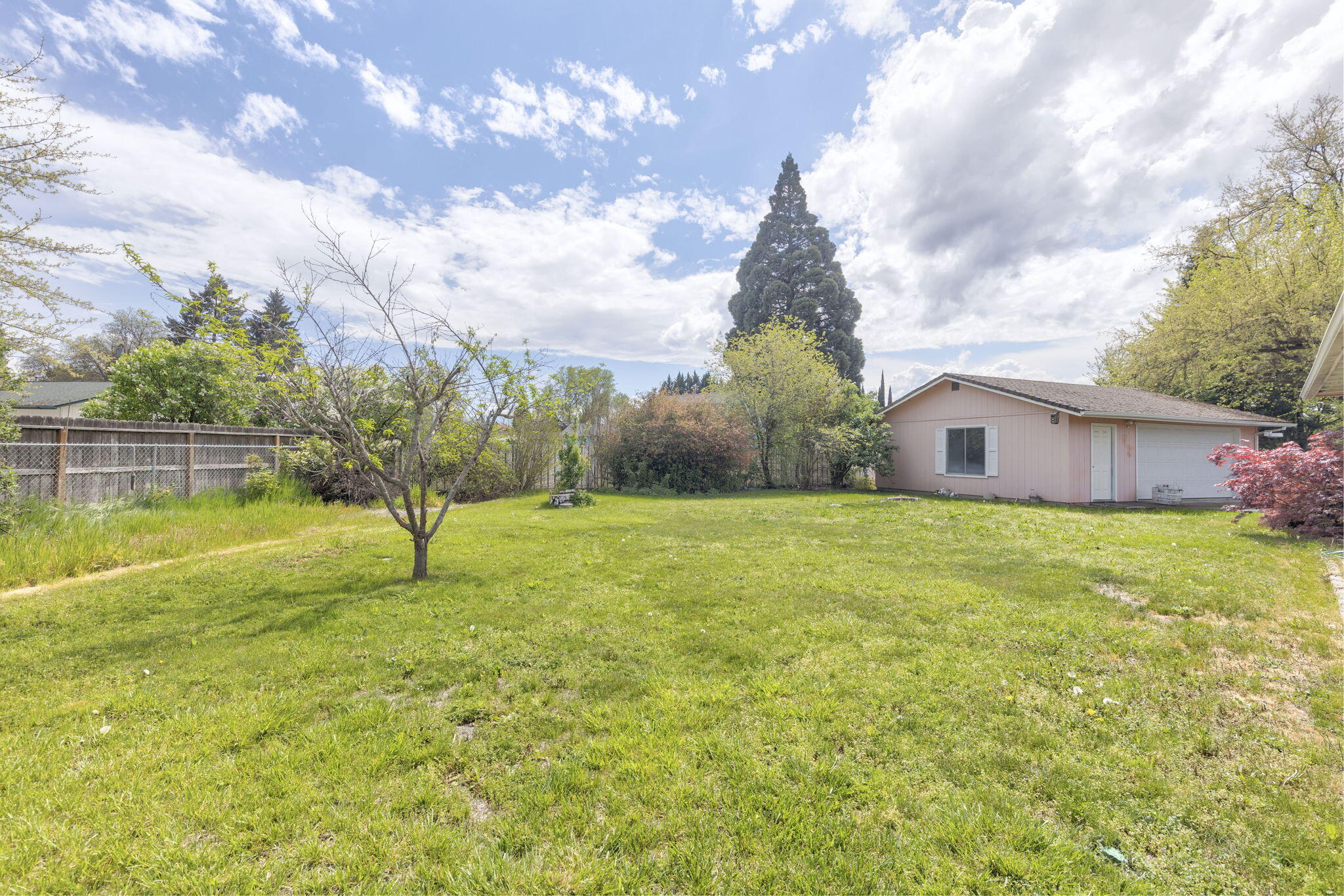 207 Holiday Lane Central Point, OR 97502 - Photo 28 of 38 Backyard