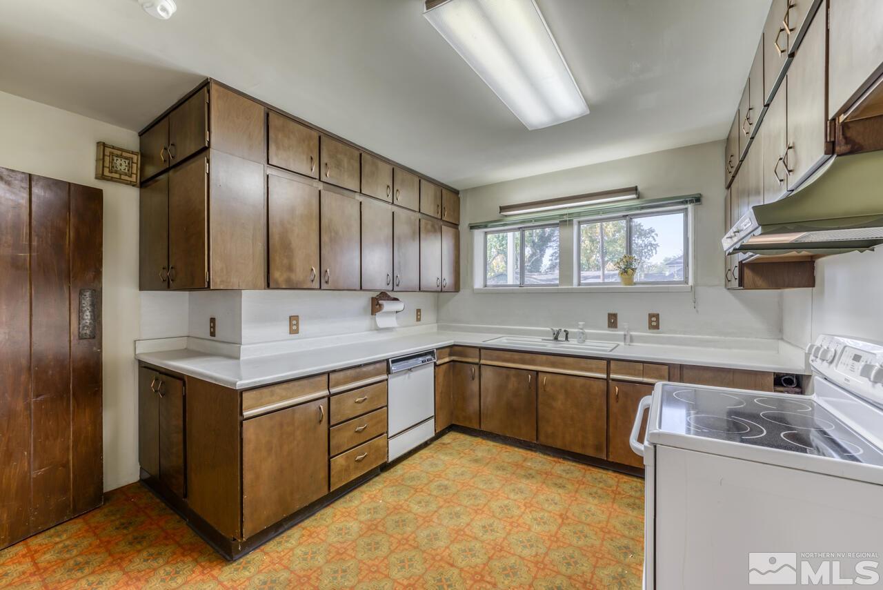 160 Circle Drive Reno, NV 89509 - Photo 15 of 25 a kitchen with a sink stove and cabinets