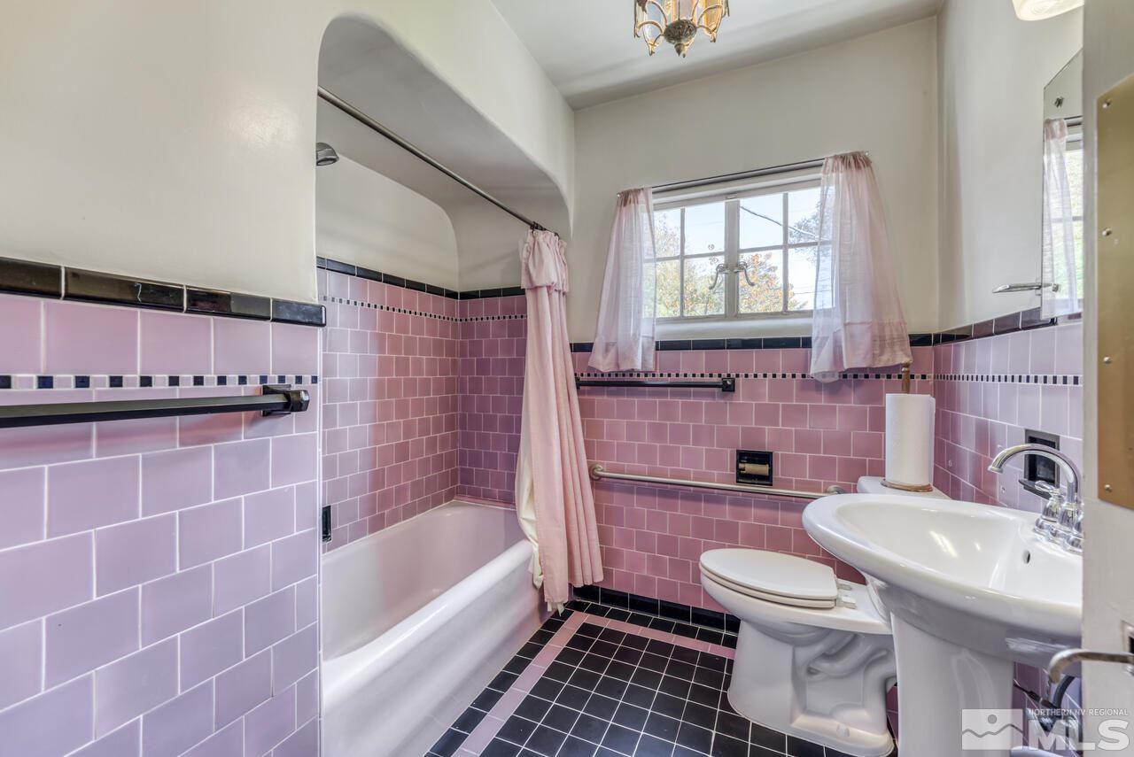 160 Circle Drive Reno, NV 89509 - Photo 19 of 25 a bathroom with a sink toilet and shower