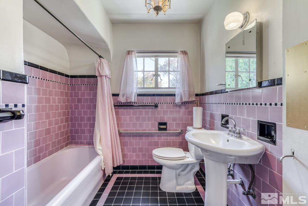 160 Circle Drive Reno, NV 89509 - Photo 20 of 25 a bathroom with a sink toilet a mirror and bathtub