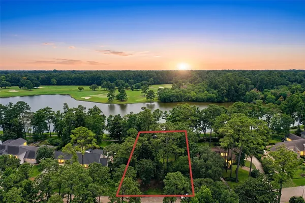 $465,000 | 10 Shorelake Drive, Kingwood, TX 77339