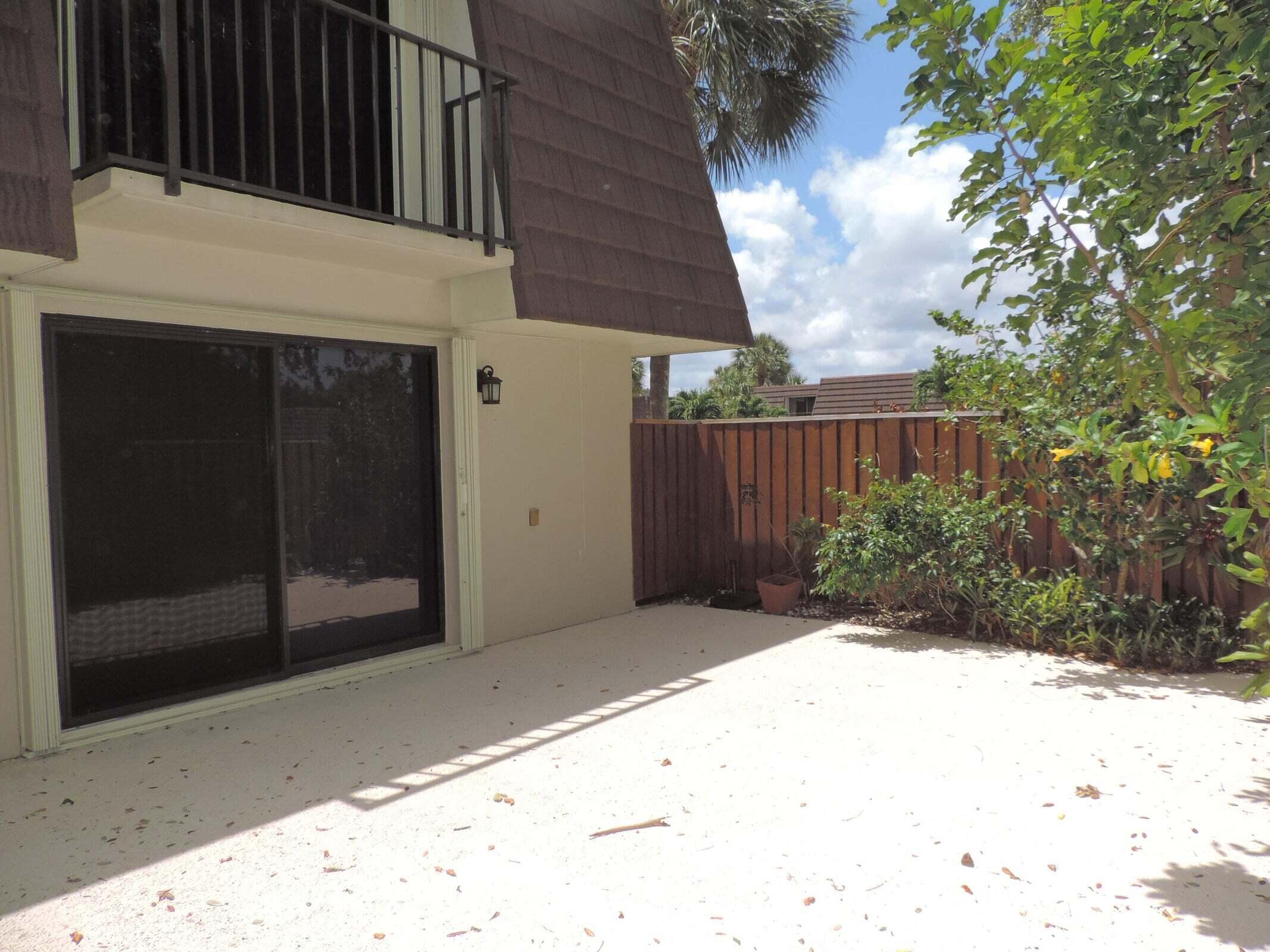 1501 15th Court Jupiter, FL 33477 - Photo 18 of 22 Courtyard