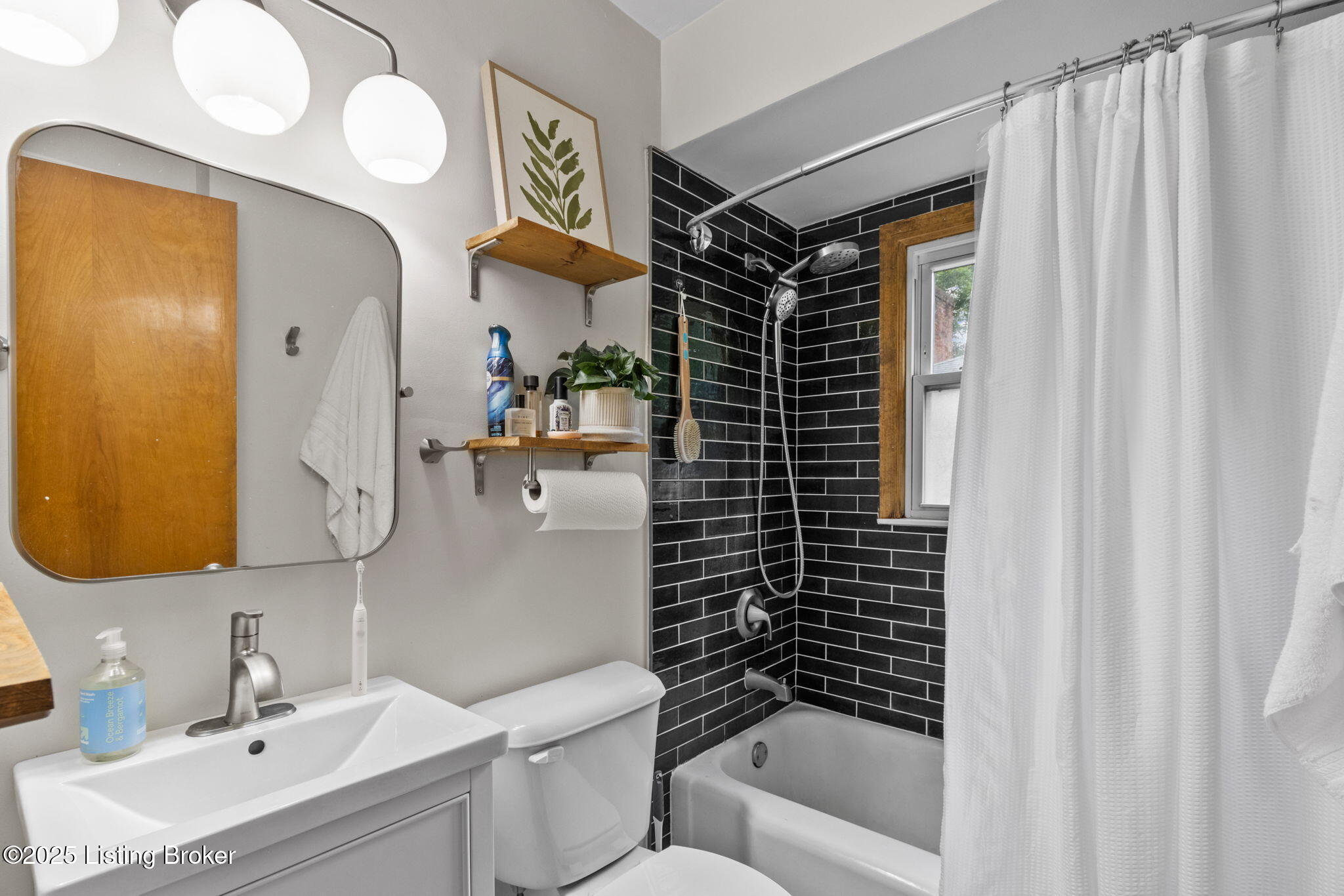 3811 Chevy Chase Road Louisville, KY 40218 - Photo 28 of 48 Full Bathroom