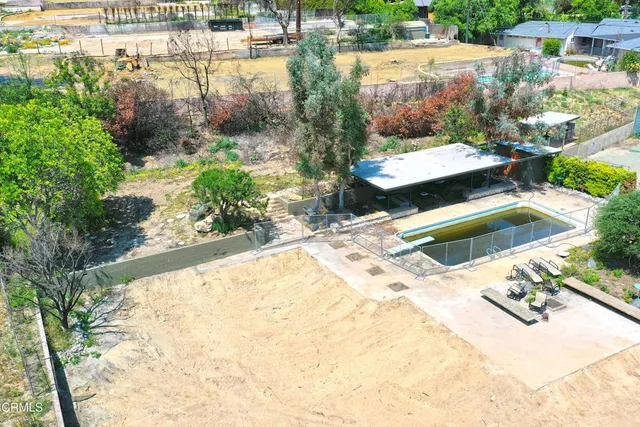 a view of back yard of the house