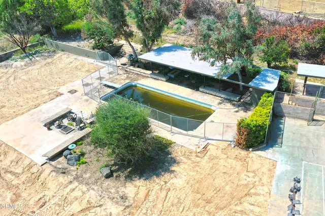 a view of a backyard with plants