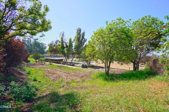 a view of a pathway with a pathway