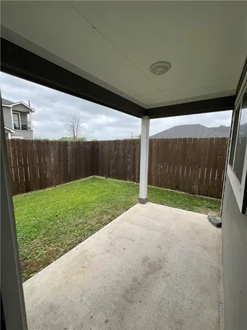 a view of a back yard