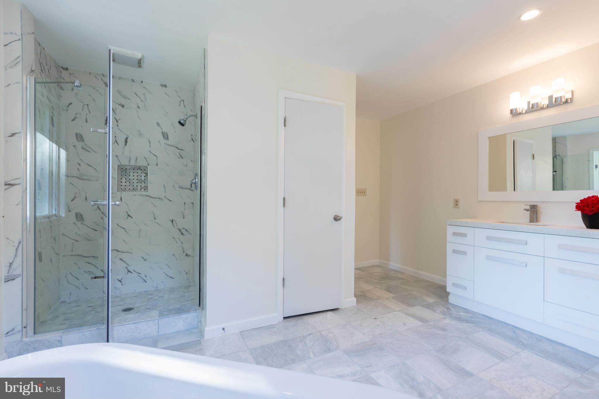 11109 Fawsett Road Potomac, MD 20854 - Photo 15 of 30 Bath (Master)