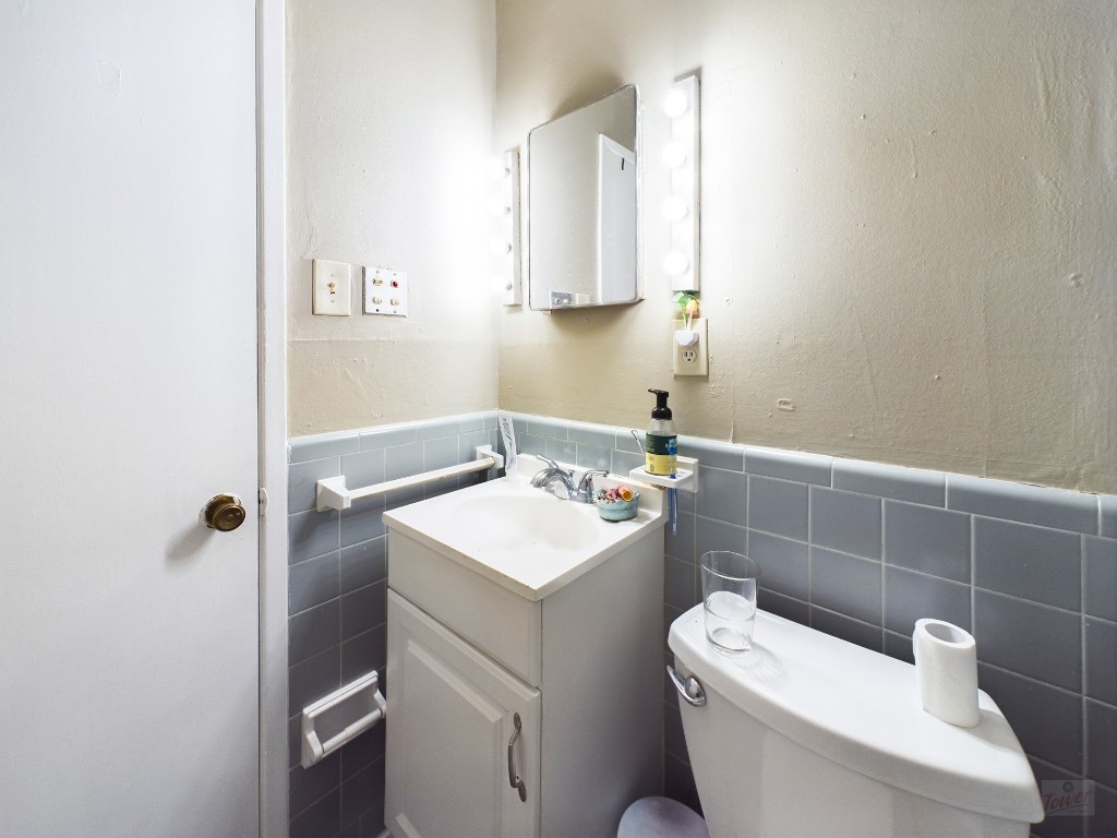803 West 28th Street, Unit 105 Austin, TX 78705 - Photo 18 of 40 a bathroom with a toilet sink and mirror