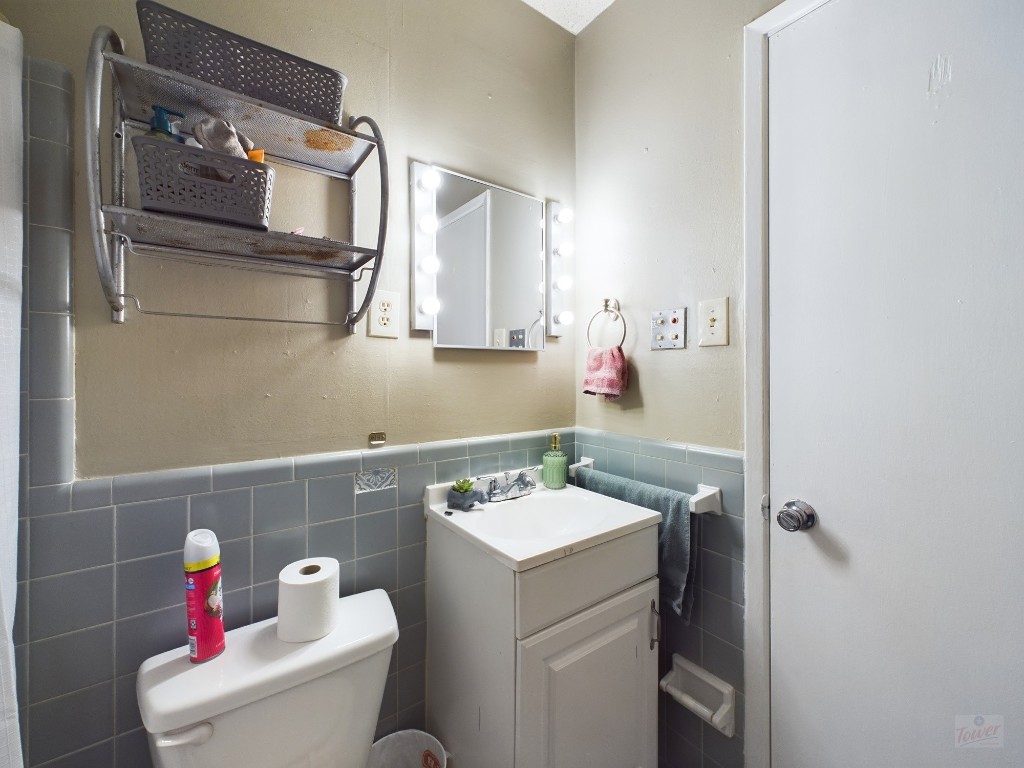 803 West 28th Street, Unit 105 Austin, TX 78705 - Photo 33 of 40 a bathroom with a sink toilet and a mirror
