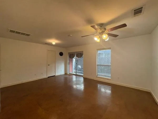 $2,600 | 2918 Commerce Street, Houston, TX 77003