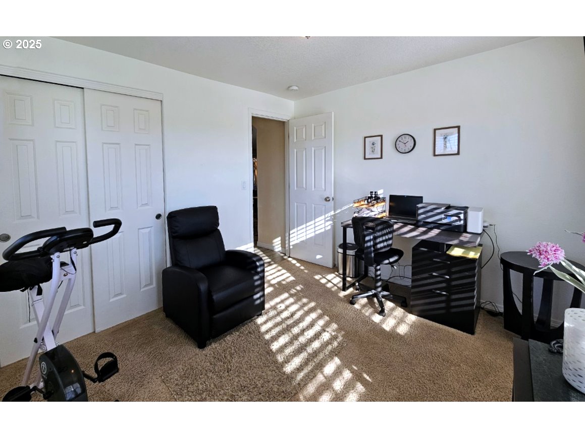 6004 Quartz Avenue Springfield, OR 97478 - Photo 12 of 19 a living room with furniture