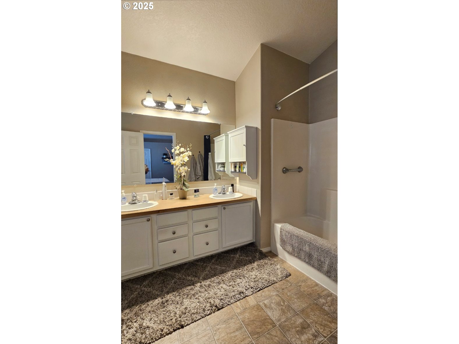 6004 Quartz Avenue Springfield, OR 97478 - Photo 9 of 19 a bathroom with a sink and a mirror