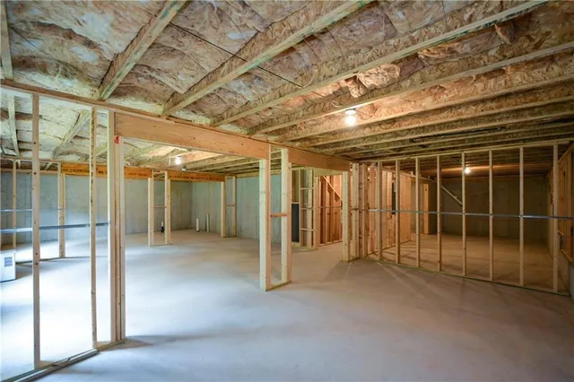 a view of an house with backyard and garden