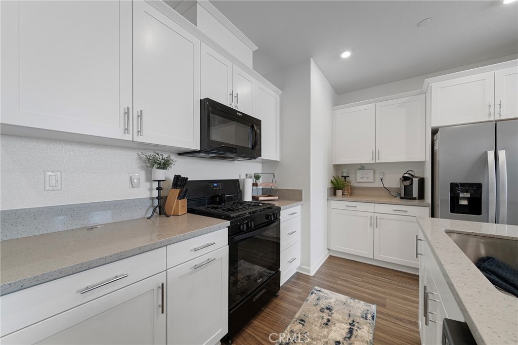 1045 West Clover Avenue Rialto, CA 92376 - Photo 11 of 32