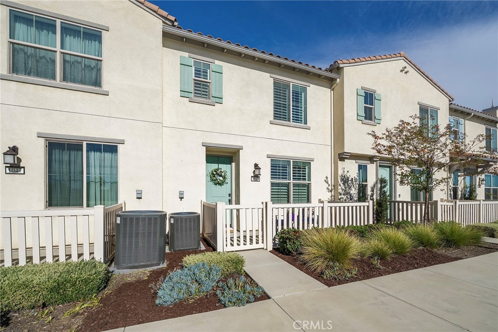 1045 West Clover Avenue Rialto, CA 92376 - Photo 3 of 32