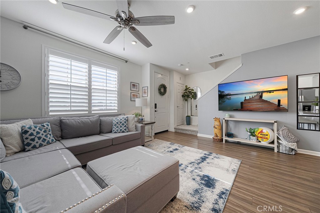 1045 West Clover Avenue Rialto, CA 92376 - Photo 8 of 32