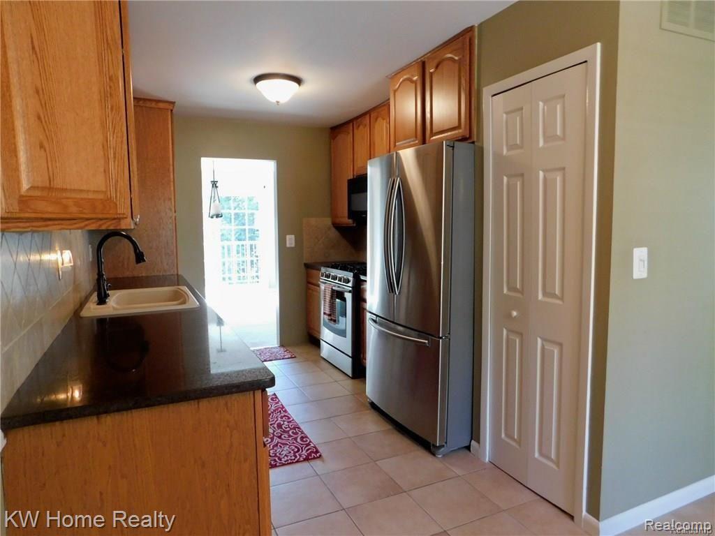 1105 Kings Cove Drive Rochester Hills, MI 48306 - Photo 7 of 9