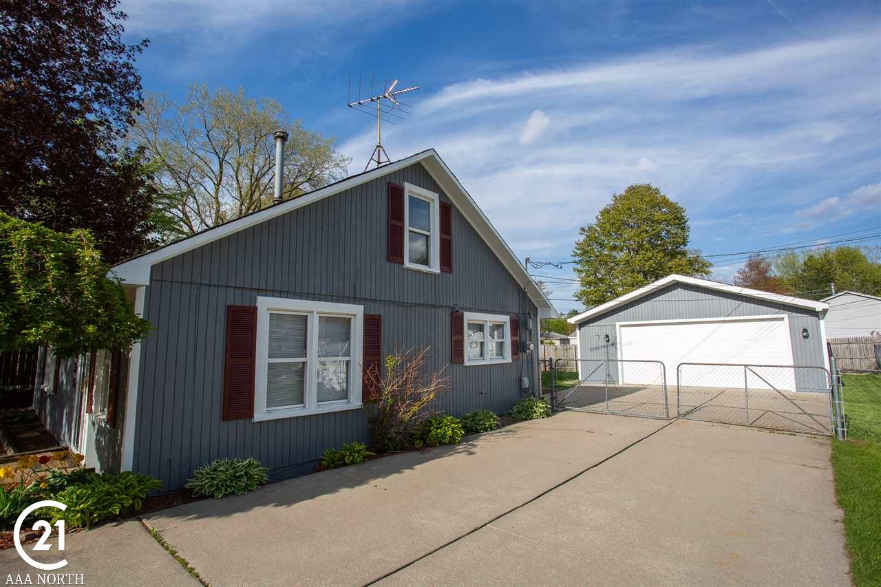 2895 Walsh Drive Rochester, MI 48309 - Photo 3 of 38 Exterior just painted!