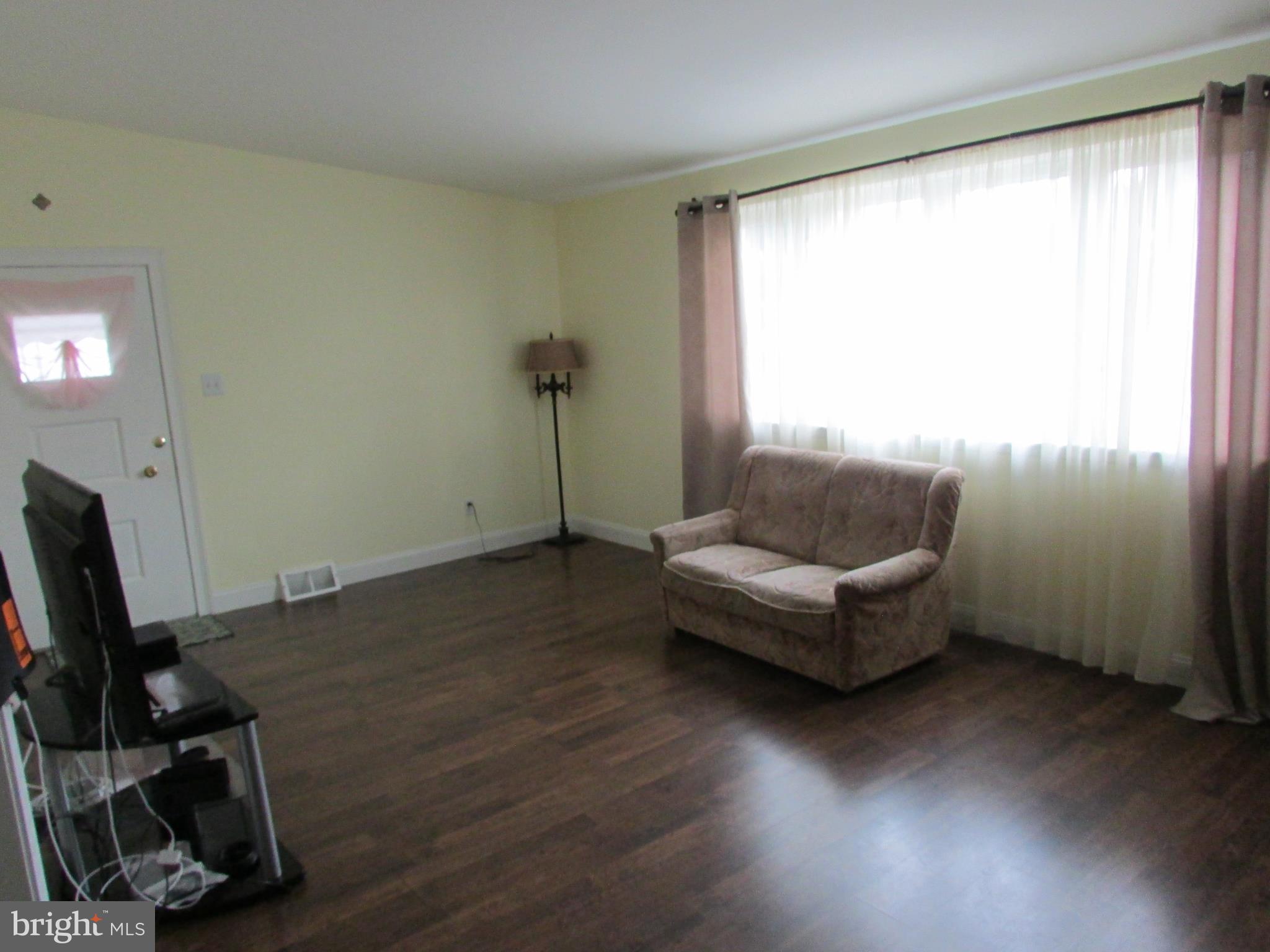 425 Densmore Road Philadelphia, PA 19116 - Photo 3 of 22 Living Room