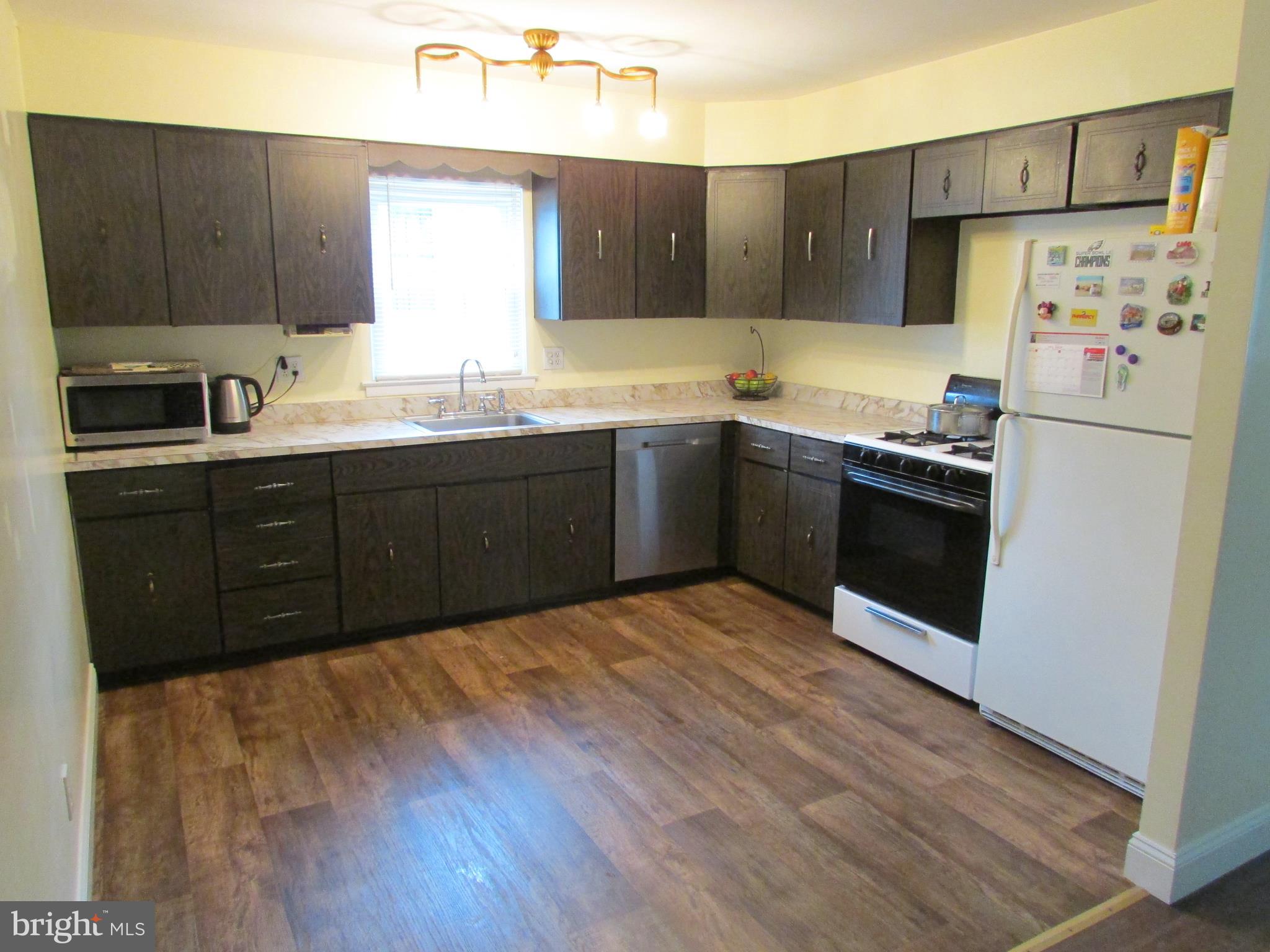 425 Densmore Road Philadelphia, PA 19116 - Photo 4 of 22 Kitchen