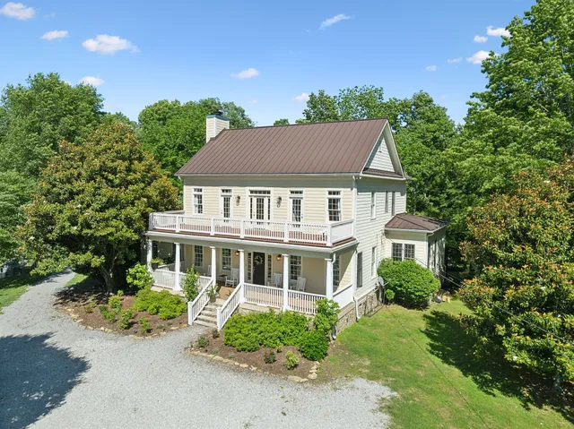 a view of house with a yard