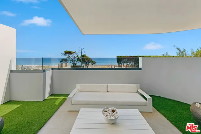 a view of entryway and hall