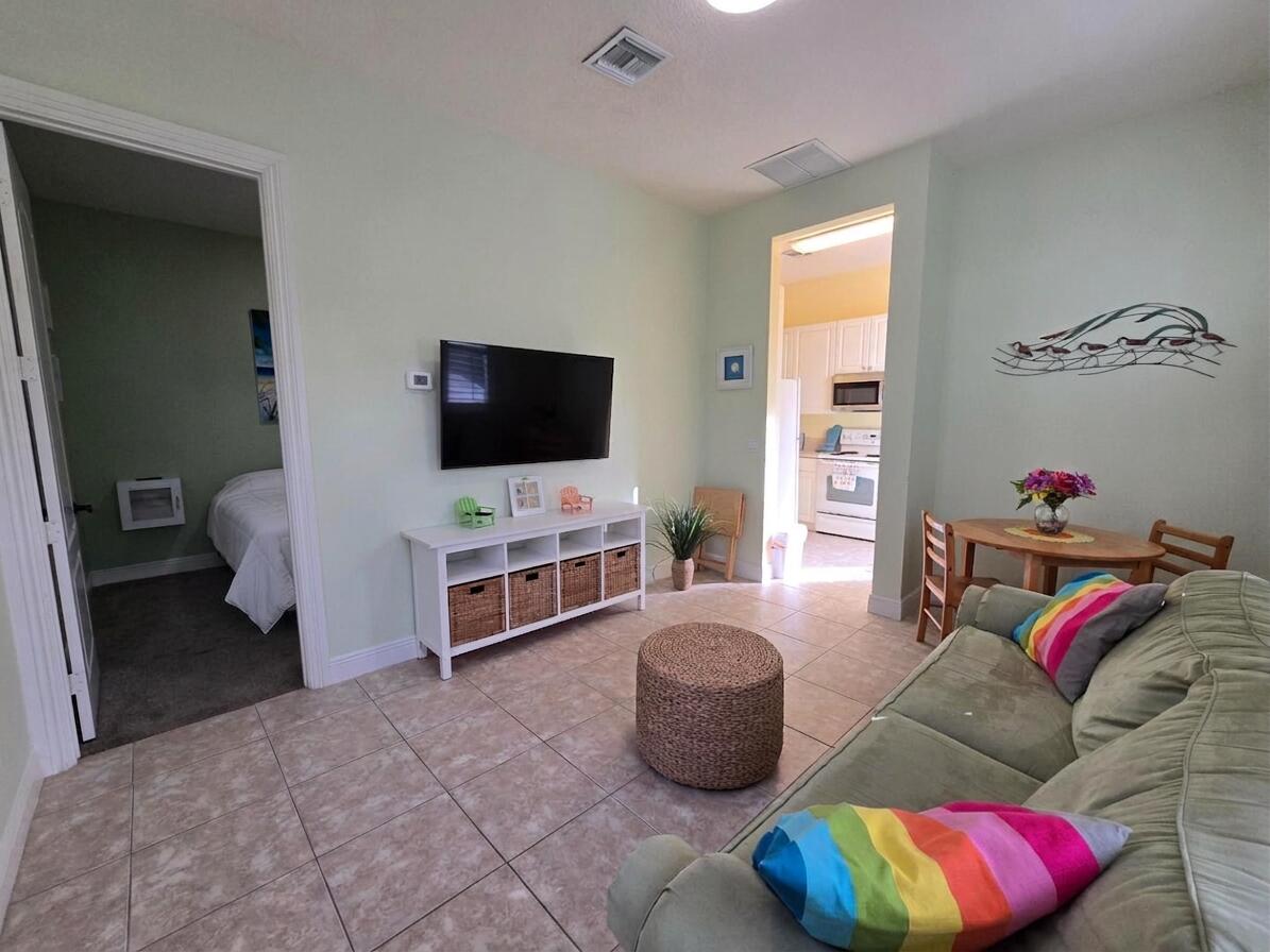 108 Spikerush Road Jupiter, FL 33458 - Photo 22 of 37 Retreat Living Room