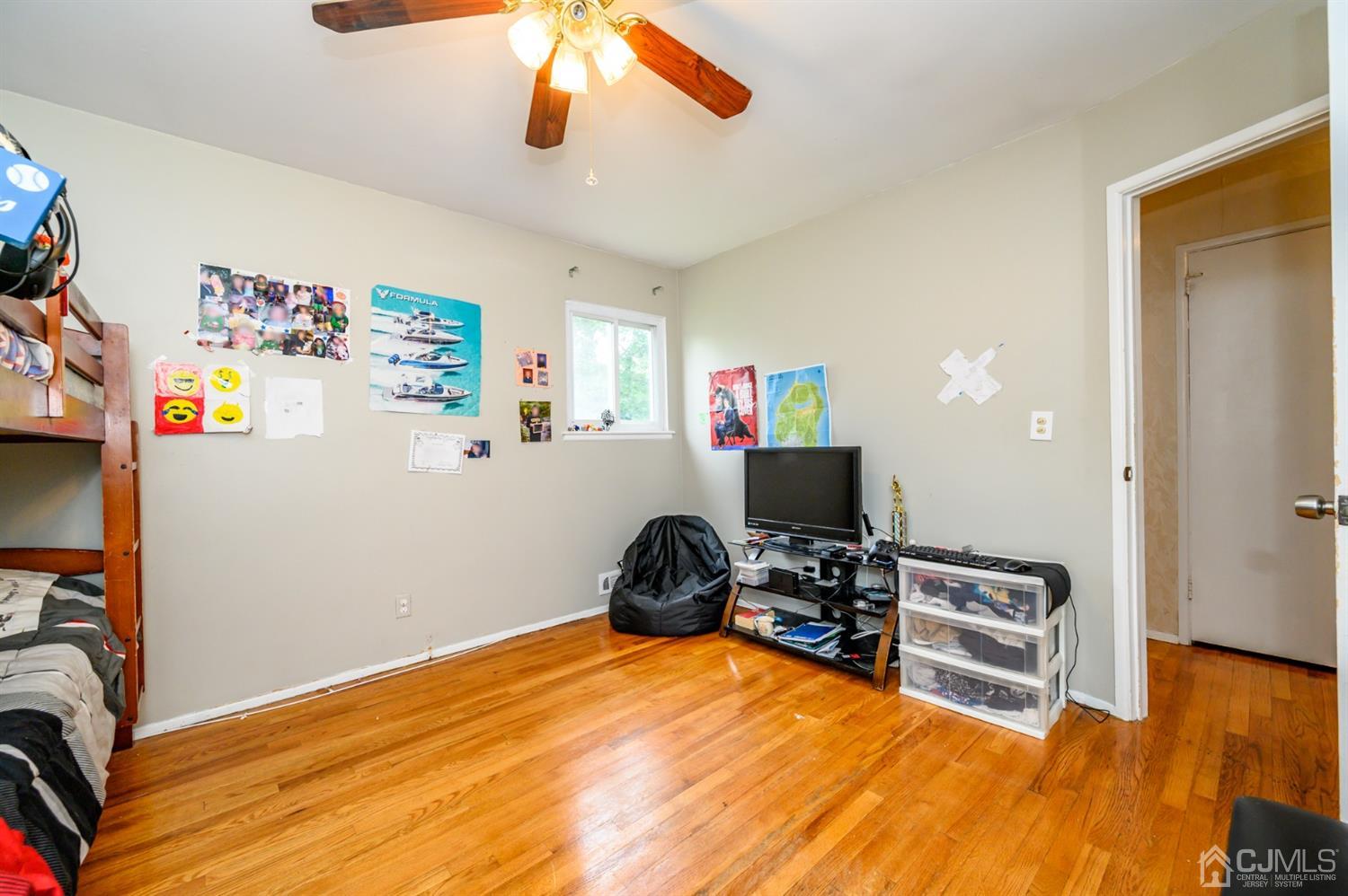 11 Atlantic Road Somerset, NJ 08873 - Photo 19 of 35 a bedroom with a workspace