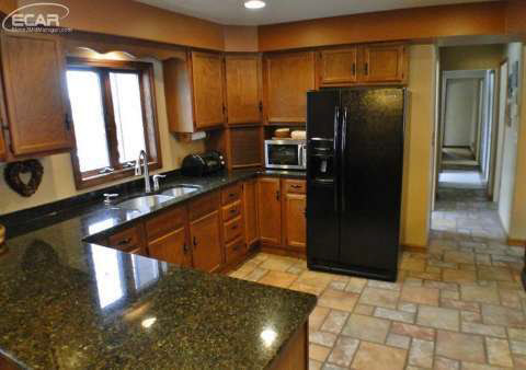 11108 White Lake Road Fenton, MI 48430 - Photo 3 of 33 20430561-2.JPG