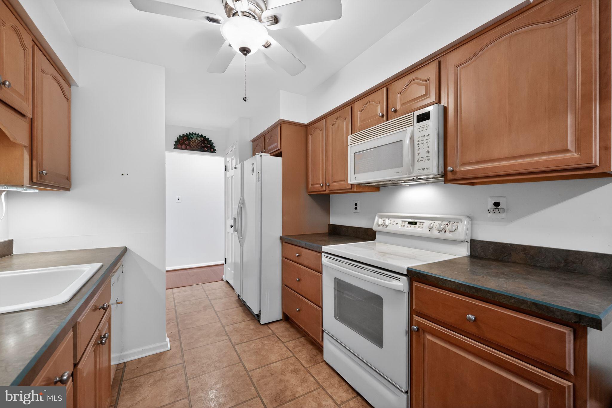 213 Haddonfield Cmns, Unit 213 Haddonfield, NJ 08033 - Photo 16 of 35 Bright and inviting kitchen space.